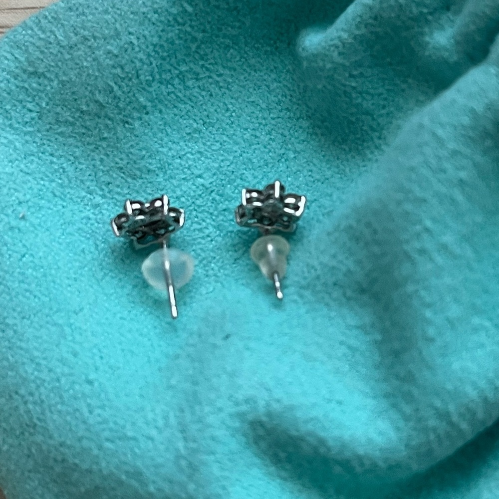 🚫SOLD🚫 Solid White Gold .40ctw Diamond Flower Stud Earrings - Picture 5 of 8